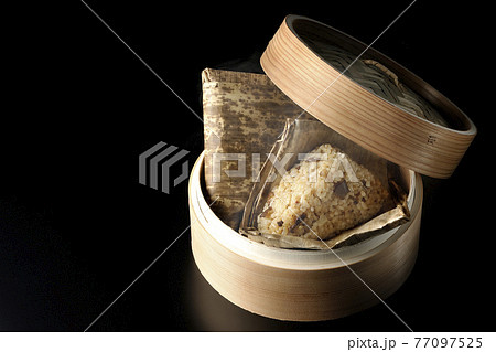 蒸籠で蒸されて湯気立つ中華ちまきを黒背景で撮影 77097525