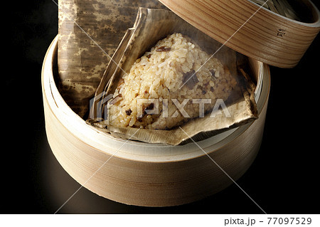 蒸籠で蒸されて湯気立つ中華ちまきを黒背景で撮影 77097529