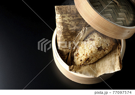 蒸籠で蒸されて湯気が立つ中華ちまきを黒背景で撮影(俯瞰) 蒸籠で蒸されて湯気が立つ中華ちまきを黒背景で撮影(俯瞰) 77097574