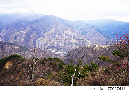 栃木県日光市　足尾町　足尾銅山の上にある備前楯山の山頂から北方面　松木渓谷方面 77097611