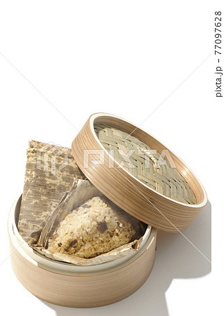 せいろの中の湯気立つ中華ちまきを白背景で撮影 77097628