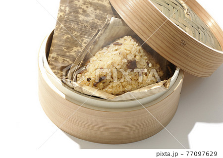 せいろの中の湯気立つ中華ちまきを白背景で撮影 77097629