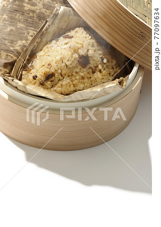 せいろの中の湯気立つ中華ちまきを白背景で撮影 77097634