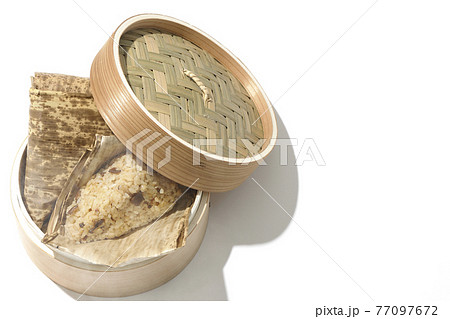 蒸篭で蒸されて湯気が立つ中華ちまきを白背景で撮影(俯瞰) 蒸篭で蒸されて湯気が立つ中華ちまきを白背景で撮影(俯瞰) 77097672