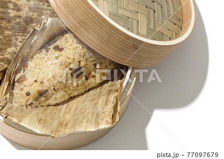 蒸篭で蒸されて湯気が立つ中華ちまきを白背景で撮影(俯瞰) 蒸篭で蒸されて湯気が立つ中華ちまきを白背景で撮影(俯瞰) 77097679