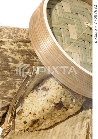 蒸篭で蒸されて湯気が立つ中華ちまきを白背景で撮影(俯瞰) 蒸篭で蒸されて湯気が立つ中華ちまきを白背景で撮影(俯瞰) 77097682