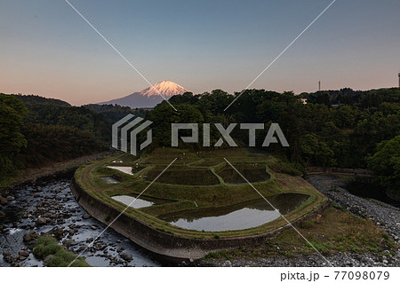 竹之下の棚田と冨士山 竹之下の棚田と冨士山 77098079