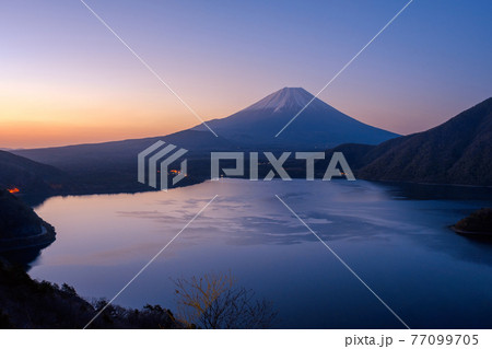 夜明けの富士山と本栖湖 夜明けの富士山と本栖湖 77099705