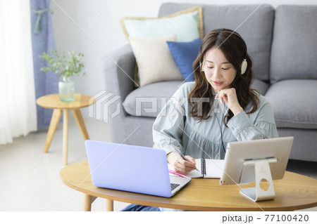 リビングで勉強する女性 リビングで勉強する女性 77100420