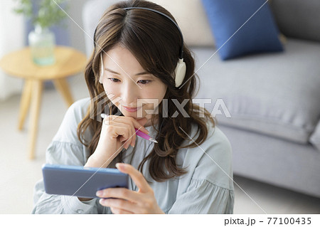 リビングで勉強する女性 リビングで勉強する女性 77100435
