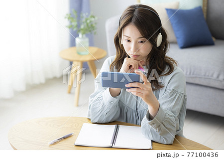 リビングで勉強する女性 リビングで勉強する女性 77100436