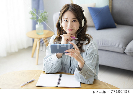 リビングで勉強する女性 リビングで勉強する女性 77100438