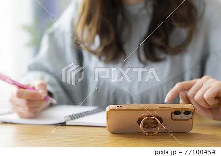 リビングで勉強する女性　 77100454