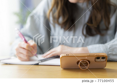 リビングで勉強する女性 リビングで勉強する女性 77100455