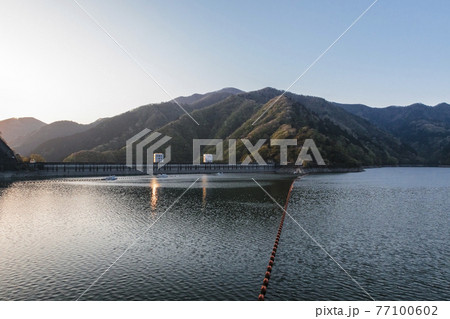早朝の奥多摩湖　小河内ダム　4月 77100602