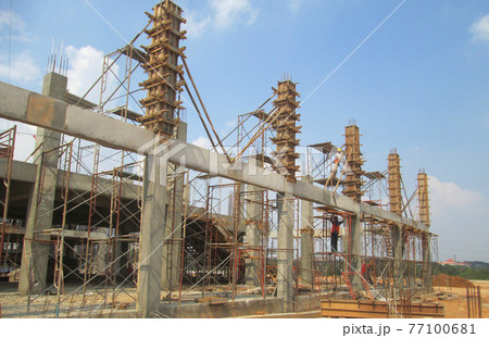 MALACCA, MALAYSIA -SEPTEMBER 19, 2016: Column timber form work and reinforcement bar at the construction site in Malacca, Malaysia. The structure supported by temporary wood support 77100681