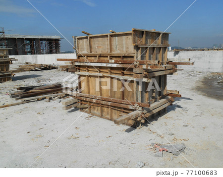 MALACCA, MALAYSIA -SEPTEMBER 19, 2016: Column timber form work and reinforcement bar at the construction site in Malacca, Malaysia. The structure supported by temporary wood support 77100683