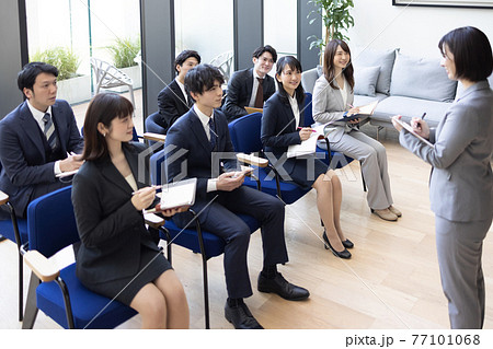 セミナーを受けるビジネス男女 77101068