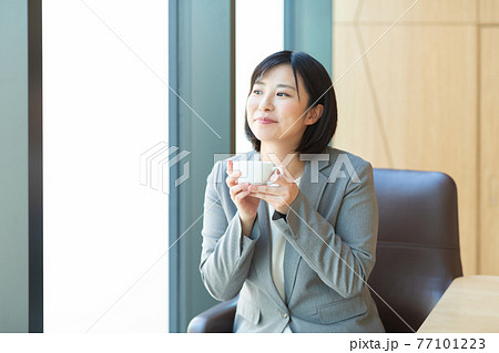 オフィスで働く女性 77101223