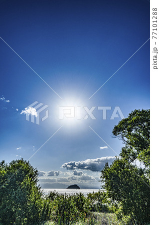 琵琶湖の上の輝く太陽と竹生島 琵琶湖の上の輝く太陽と竹生島 77101288