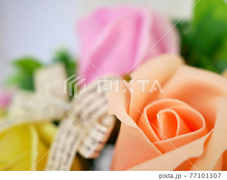 造花の薔薇・アップ 77101307