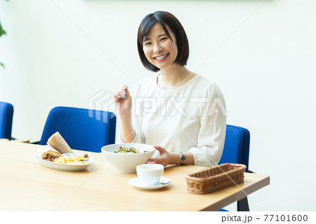 ランチタイムの女性 77101600