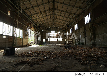 廃墟　廃工場　構内　工場跡　廃プラント 77101761