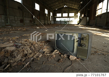 廃墟　廃工場　構内　工場跡　廃プラント 77101767