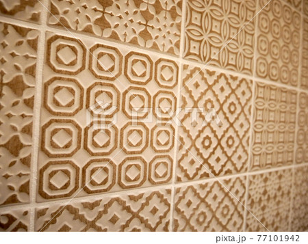 タイルの壁面・幾何学模様 77101942