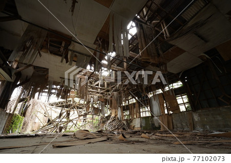 廃墟　廃工場　構内　工場跡　廃プラント 77102073