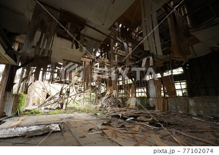 廃墟　廃工場　構内　工場跡　廃プラント 77102074