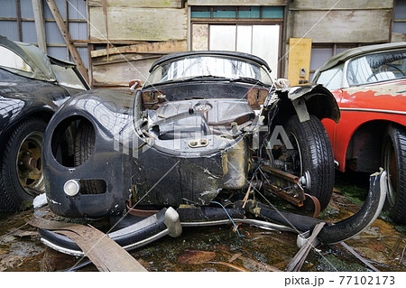 廃墟　廃車　草ヒロ　廃車体　草むらのヒーロー　レトロカ―　クラシックカー　ビートル　ワーゲンバス 77102173