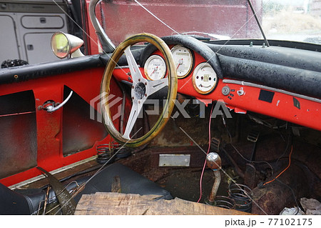 廃墟　廃車　草ヒロ　廃車体　草むらのヒーロー　レトロカ―　クラシックカー　ビートル　ワーゲンバス 77102175