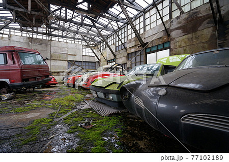 廃墟 廃車 草ヒロ 廃車体 草むらのヒーロー レトロカ クラシックカー ビートル ワーゲンバスの写真素材