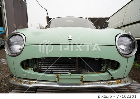 廃墟　廃車　草ヒロ　廃車体　草むらのヒーロー　レトロカ―　クラシックカー　ビートル　ワーゲンバス 77102201