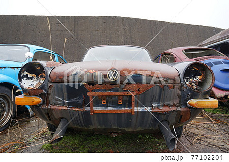 廃墟 廃車 草ヒロ 廃車体 草むらのヒーロー レトロカ― クラシックカー ビートル ワーゲンバスの写真素材 [77102204] - PIXTA