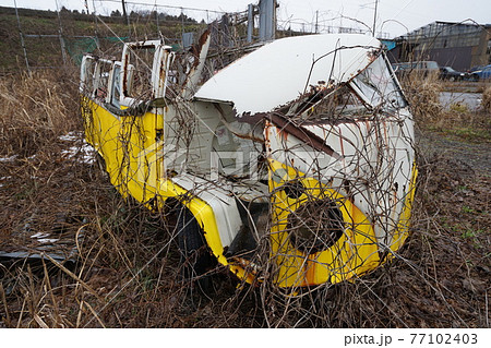廃墟　廃車　草ヒロ　廃車体　草むらのヒーロー　レトロカ―　クラシックカー　ビートル　ワーゲンバス 77102403