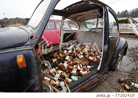 廃墟 廃車 草ヒロ 廃車体 草むらのヒーロー レトロカ クラシックカー ビートル ワーゲンバスの写真素材