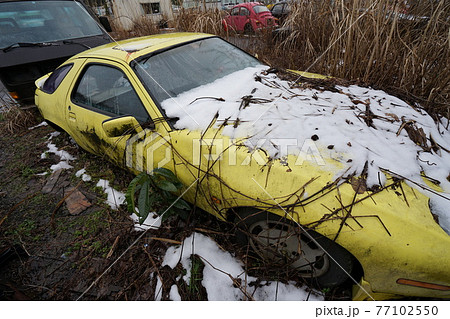 廃墟 廃車 草ヒロ 廃車体 草むらのヒーロー レトロカ― クラシックカー ビートル ワーゲンバスの写真素材 [77102550] - PIXTA