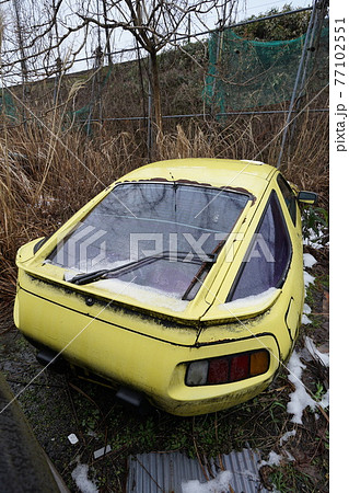 廃墟 廃車 草ヒロ 廃車体 草むらのヒーロー レトロカ クラシックカー ビートル ワーゲンバスの写真素材