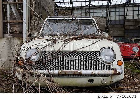 廃墟 廃車 草ヒロ 廃車体 草むらのヒーロー レトロカ― クラシックカー ビートル ワーゲンバスの写真素材 [77102671] - PIXTA