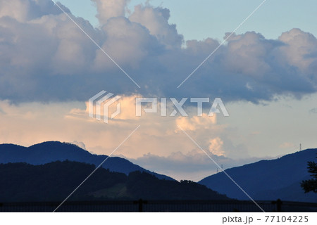 夕日|雲|山|風景|景色|夕焼け 夕日|雲|山|風景|景色|夕焼け 77104225
