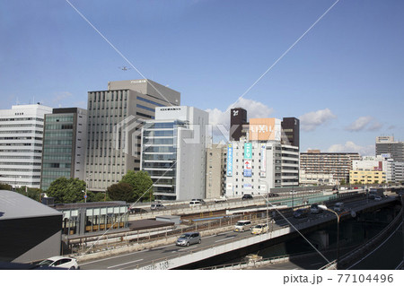 大阪メトロ御堂筋線の新大阪駅と新御堂筋の道路 77104496