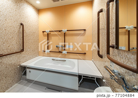 介護用施設のバスルーム 77104884