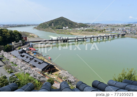犬山城の天守閣から見た伊木山と瓦 77105025