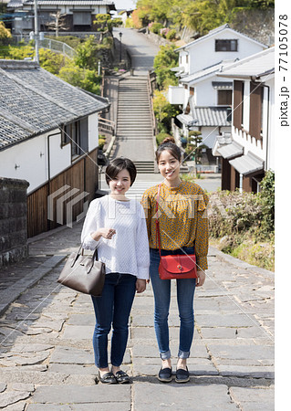 女子旅で酢屋の坂で記念撮影をする若い女性と友達 【4月】 77105078