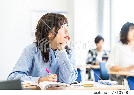 教室で授業を受ける女子大学生　撮影協力：中央工学校附属日本語学校 77105202