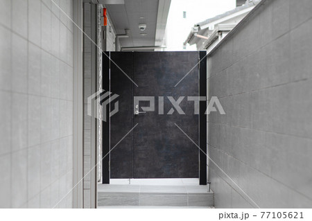 鍵付きの黒い門 77105621