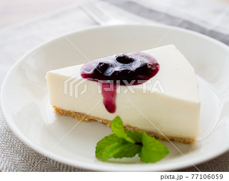 ブルーベリーソースをかけたレアチーズケーキ ブルーベリーソースをかけたレアチーズケーキ 77106059