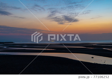 干潟の絶景 真玉海岸 夕景 干潟の絶景 真玉海岸 夕景 77106252